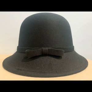 Women’s black cloche hat